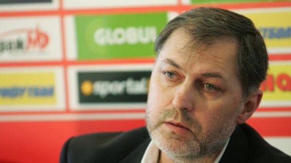 Николай Ишков

Актьорът и бивш футболен президент на Спартак (Варна) Николай Ишков почина на 29 януари на 61-годишна възраст. Ишков е роден  на 27 февруари 1962 г. във Варна. Завършва ВИТИЗ „Кръстьо Сарафов“ през 1987 г. в класа на доц. Богдан Сърчаджиев със специалност „Актьорско майсторство за куклен театър“. Между 1987 и 1989 г. е актьор във Вариететен театър - Габрово и работи с режисьора Вили Цанков. От 1990 г. е продуцент, лицензиран към Националния филмов център. През последните години участва в редица популярни родни сериали като „Връзки”, „Съни бийч” и „Под прикритие”. В началото на века дълги години той бе президент на футболния Спартак Варна. В периода 2014 – 2017 г. е директор на Зала „Арена Армеец София“. Снимка: БГНЕС